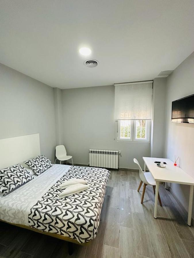 Hospedaje Cuatro Vientos Madrid Exteriör bild