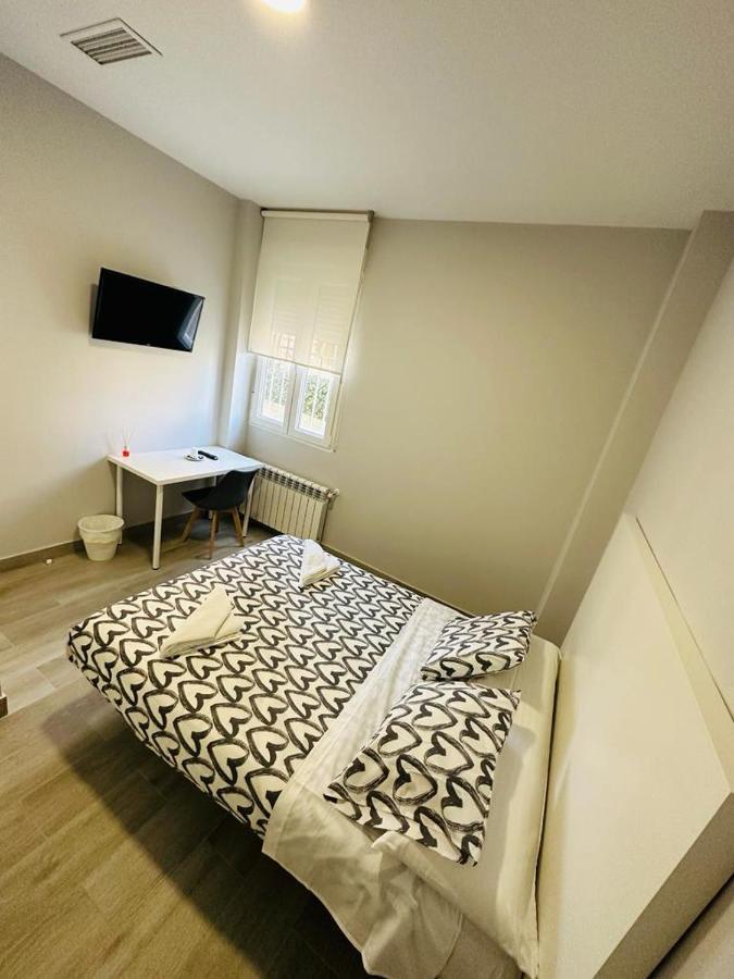 Hospedaje Cuatro Vientos Madrid Exteriör bild