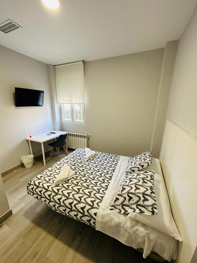 Hospedaje Cuatro Vientos Madrid Exteriör bild