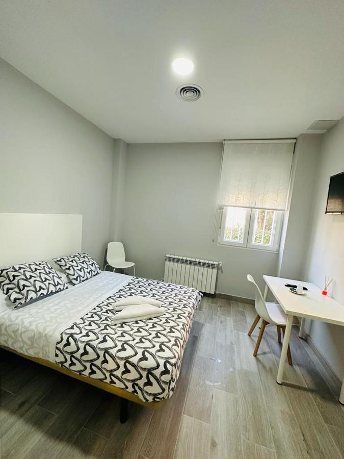 Hospedaje Cuatro Vientos Madrid Exteriör bild