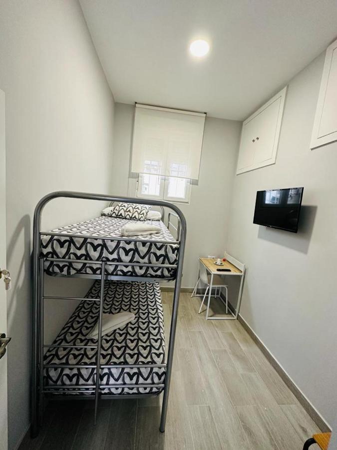 Hospedaje Cuatro Vientos Madrid Exteriör bild