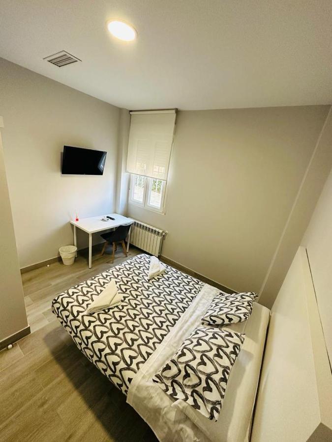 Hospedaje Cuatro Vientos Madrid Exteriör bild