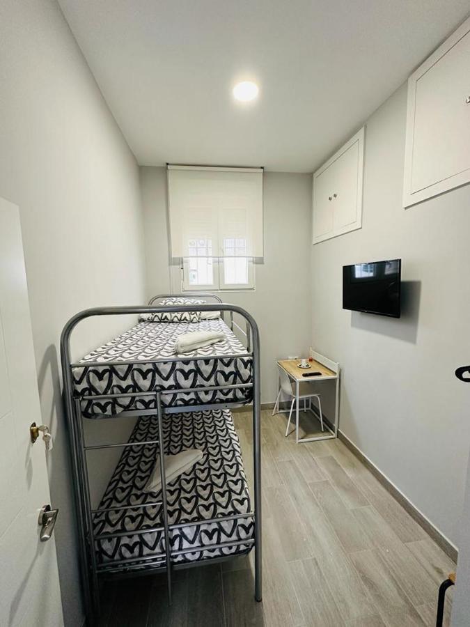 Hospedaje Cuatro Vientos Madrid Exteriör bild