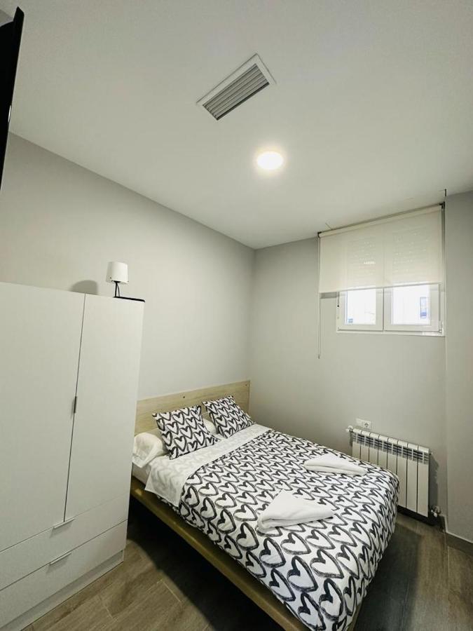 Hospedaje Cuatro Vientos Madrid Exteriör bild