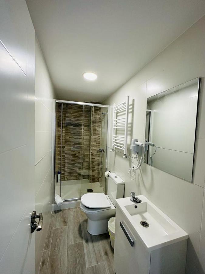 Hospedaje Cuatro Vientos Madrid Exteriör bild